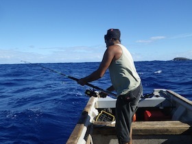 ボートの上で釣りをする人