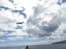 空を飛ぶ飛行機