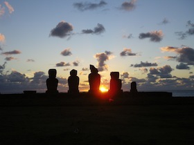 五体のモアイの間に沈む夕陽