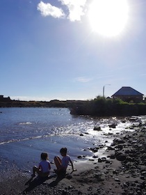 海岸に座る子供二人