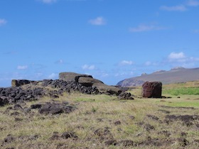 崩れた石像がある大地