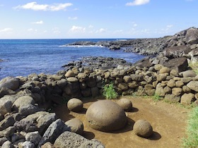 石垣に囲まれた丸い巨石