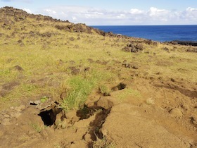 乾いた地面と遠くに見える海