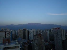 高層ビル群の向こうに見える山