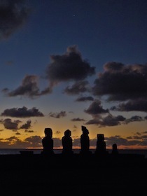 夕闇に染まる空と五体のモアイ像