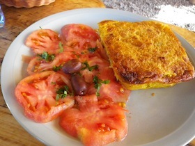 トマトと黄色いパンケーキのようなもの