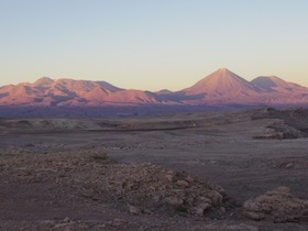 荒野の奥に赤く夕陽に染まった山