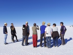 白い大地の上で並んで話ている人達