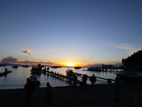 湖に沈む夕日