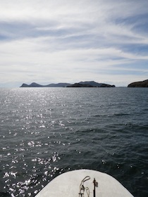 空と光る湖面と船首