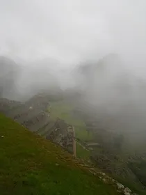 霧がかかった山