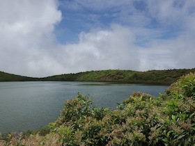 緑に囲まれた湖