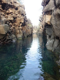 岩の崖に囲まれた海の渓谷