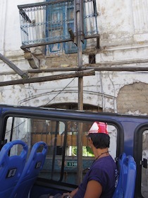 二階建て観光バスから見る道路脇の建物