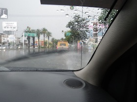 フロントガラスから見た雨が降る道路