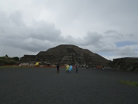 曇り空の下のピラミッド