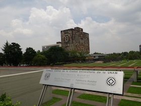 メキシコ国立自治大学の世界遺産登録の看板と建物