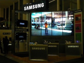 SAMSUNGの大型モニター