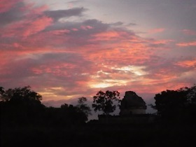 薄紅色に染まる夕焼けの雲