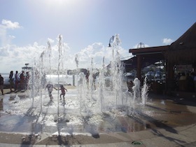 噴水の中で遊ぶ子供たち