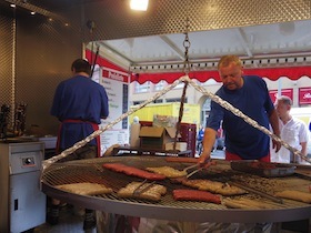 大きな鉄板でホットドッグを作る男性