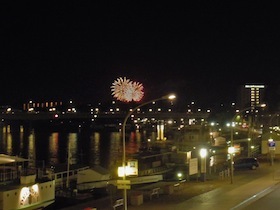 花火が上がる街の夜景