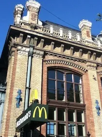 ブダペストの古い建物のマクドナルド