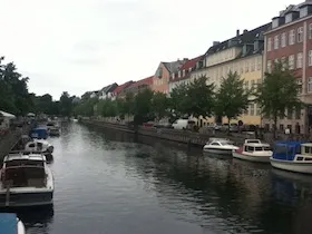 曇り空のコペンハーゲンの運河