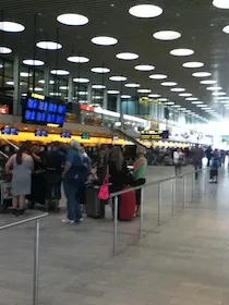 空港のチェックインカウンター