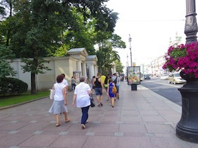 大きな歩道を歩く女性たち