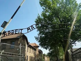 ARBEIT MACHT FREIと書かれた看板