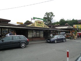 手前に黒い車が二台停まった平家の建物