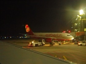 夜の空港の飛行機