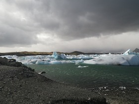 湖に浮かぶ氷河