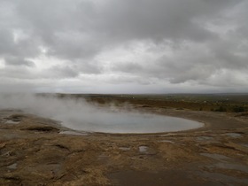 地面から湧き出る間欠泉