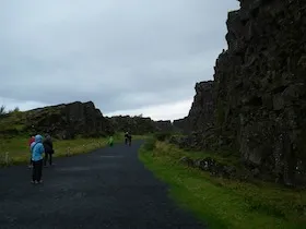 石垣のような崖がある遊歩道