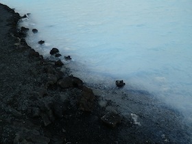 白濁した薄青色の水