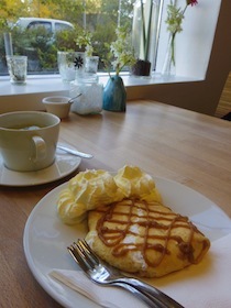 皿に乗ったパンケーキとコーヒーカップ