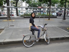 街角で自転車に跨る女性