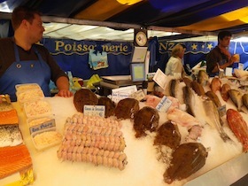 屋台で売られている魚やカエル肉