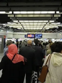 空港のゲートに並ぶ人々