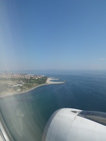 飛行機窓から見る海と陸地