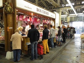 パリの市場の肉屋に並ぶ行列