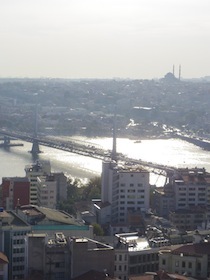 橋が見える金角湾の景色