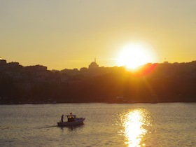 夕焼けに染まる街並みと海