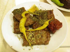 皿に盛られた肉料理