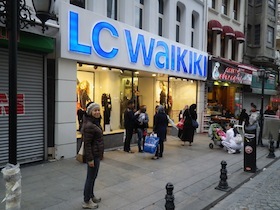 LC WAIKIKIという青い字の看板の店