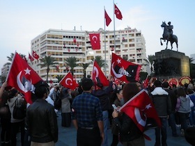 トルコ国旗を持って広場に集まる人々