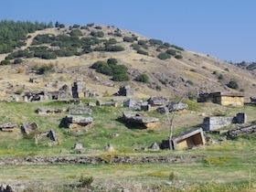 古代遺跡の墳墓群