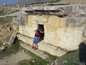 古代遺跡のお墓を覗く男性